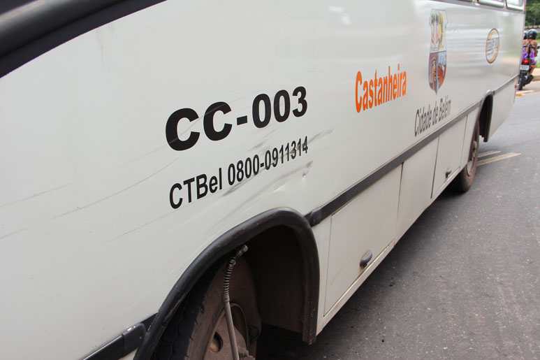 
        
            Micro-ônibus atinge motocicleta e fere mulher
        
    