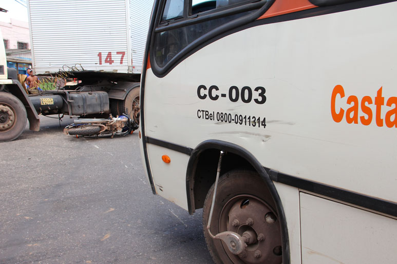 
        
            Micro-ônibus atinge motocicleta e fere mulher
        
    