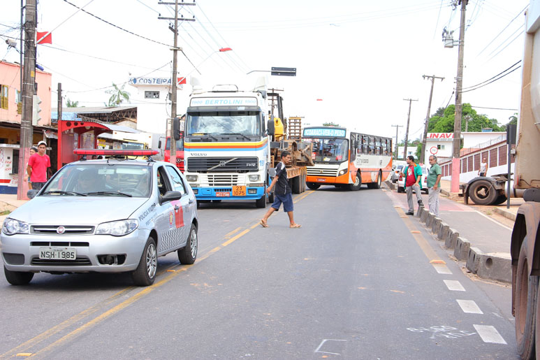 
        
            Micro-ônibus atinge motocicleta e fere mulher
        
    