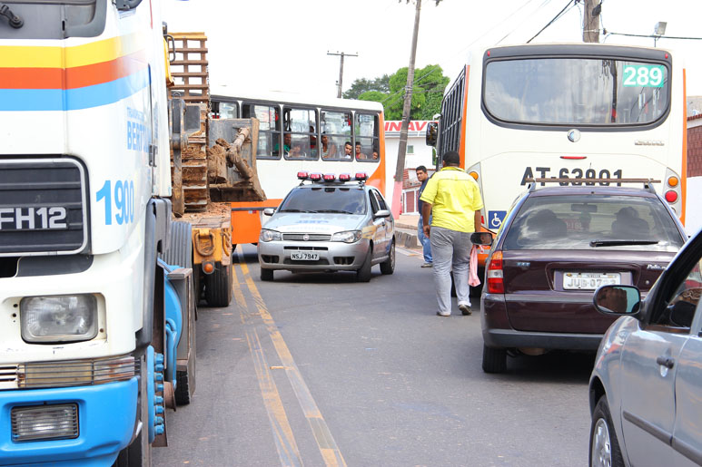 
        
            Micro-ônibus atinge motocicleta e fere mulher
        
    