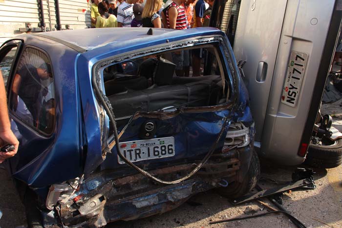
        
            Acidente deixa 7 feridos e 1 morta no Jurunas
        
    