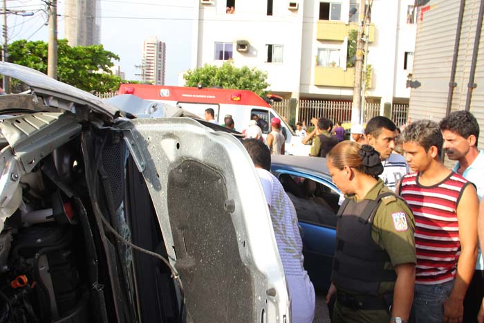 
        
            Acidente deixa 7 feridos e 1 morta no Jurunas
        
    