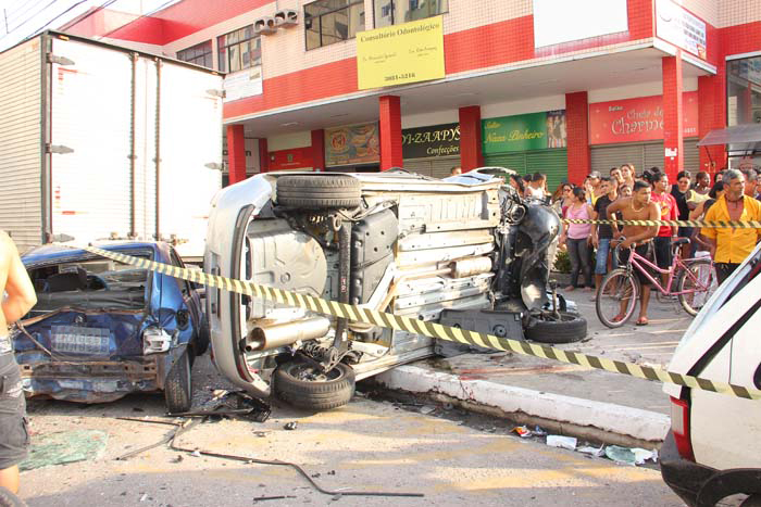 
        
            Acidente deixa 7 feridos e 1 morta no Jurunas
        
    