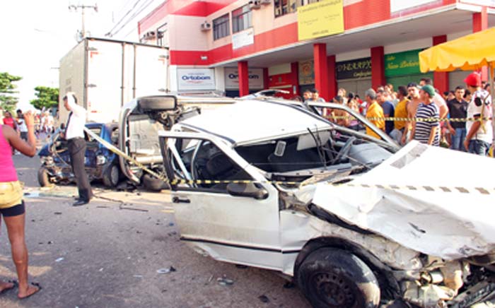 
        
            Acidente deixa 7 feridos e 1 morta no Jurunas
        
    