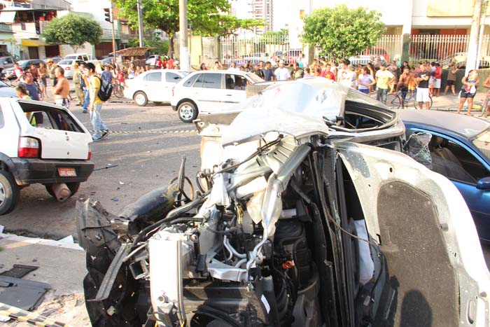 
        
            Acidente deixa 7 feridos e 1 morta no Jurunas
        
    