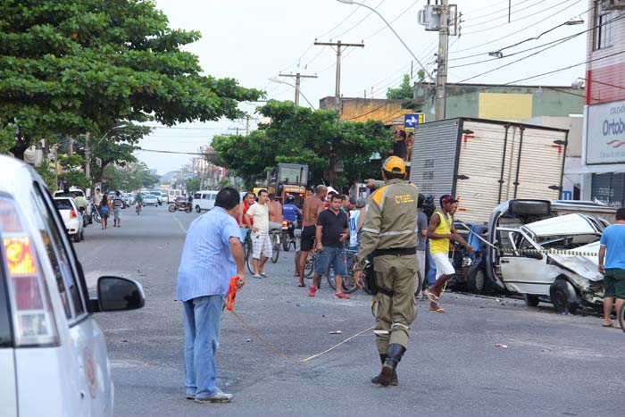 
        
            Acidente deixa 7 feridos e 1 morta no Jurunas
        
    