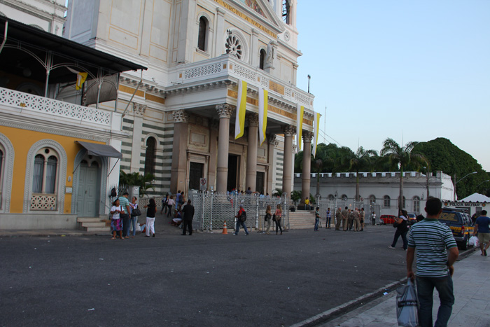 
        
            Manto da Virgem é apresentado ao público 
        
    