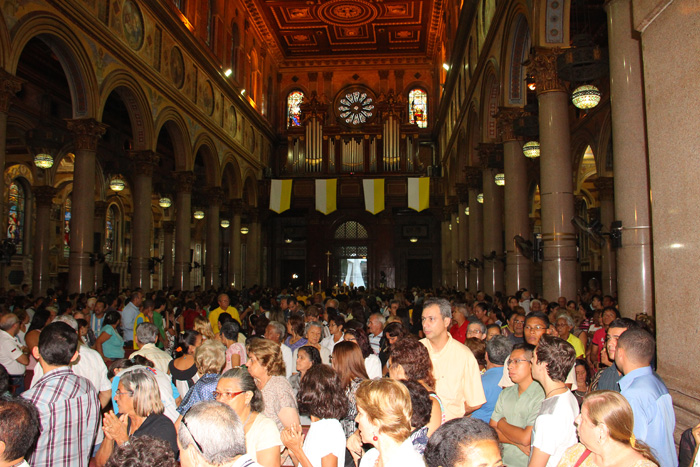 
        
            Manto da Virgem é apresentado ao público 
        
    