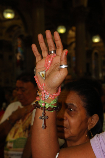 
        
            Manto da Virgem é apresentado ao público 
        
    