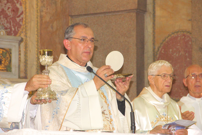 
        
            Manto da Virgem é apresentado ao público 
        
    
