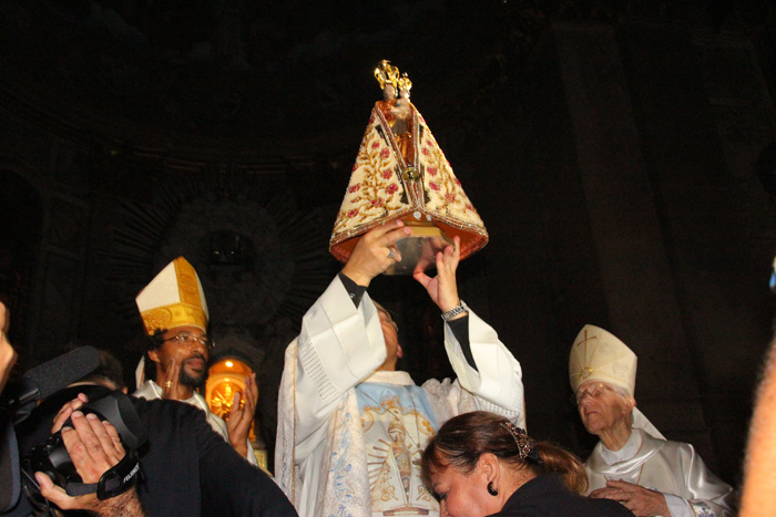 
        
            Manto da Virgem é apresentado ao público 
        
    