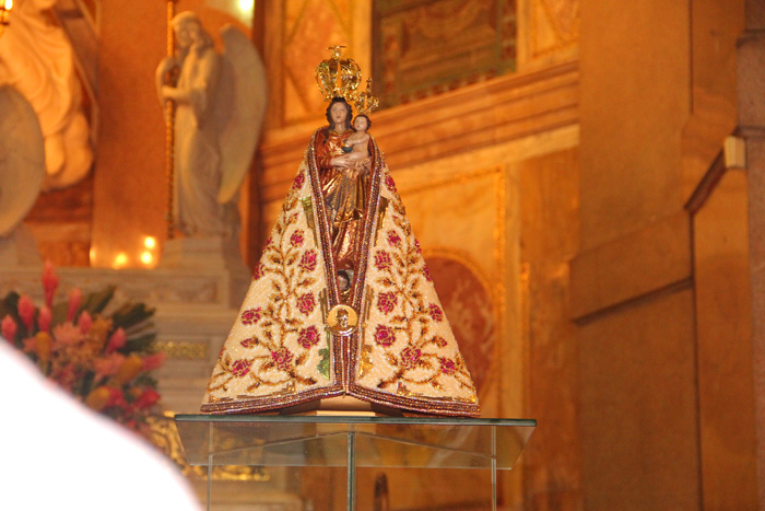 
        
            Manto da Virgem é apresentado ao público 
        
    