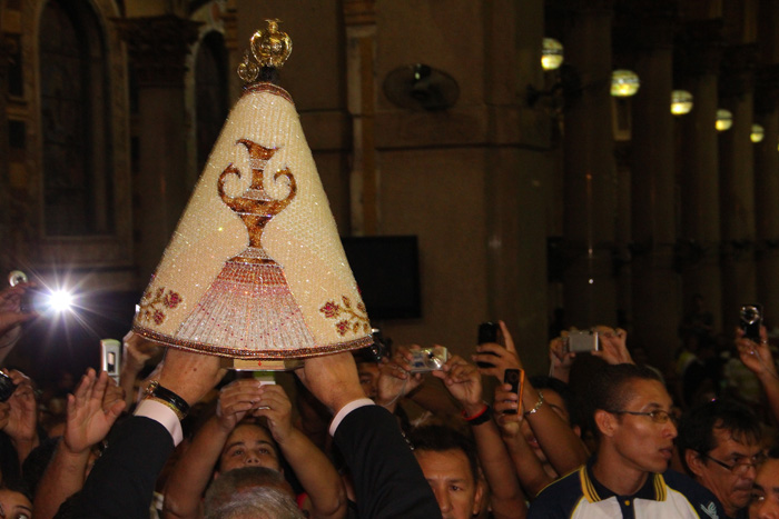 
        
            Manto da Virgem é apresentado ao público 
        
    