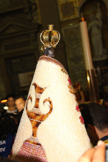 
        
            Manto da Virgem é apresentado ao público 
        
    