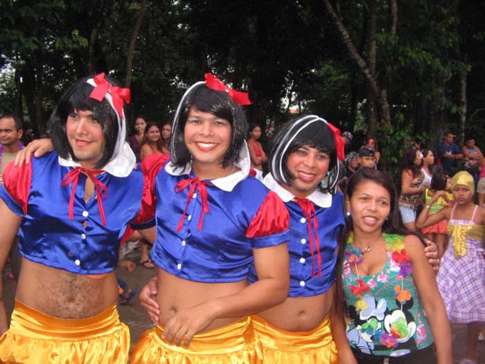 
        
            Homens se vestem de mulher em Curuçá
        
    