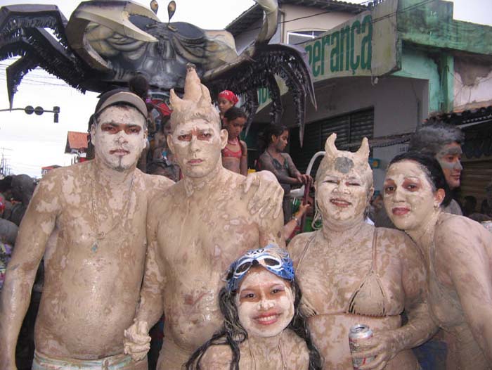 
        
            Homens se vestem de mulher em Curuçá
        
    