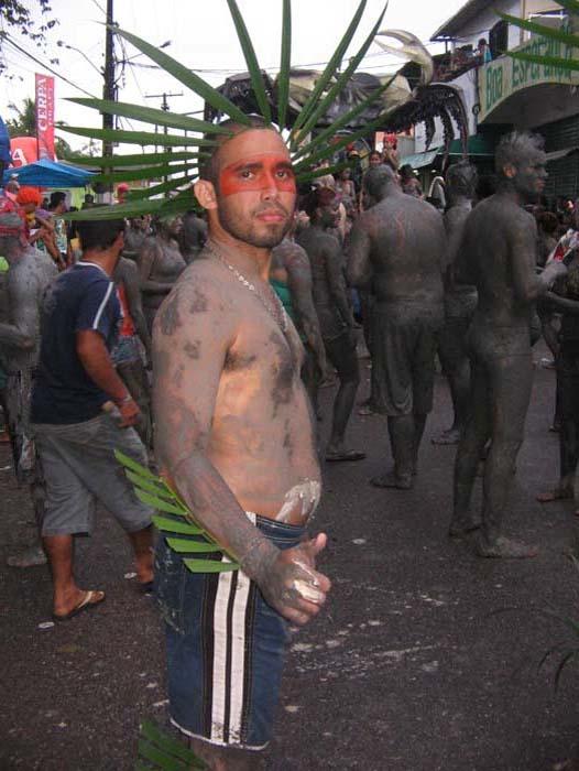 
        
            Homens se vestem de mulher em Curuçá
        
    
