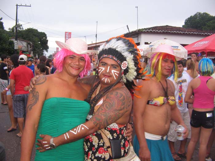 
        
            Homens se vestem de mulher em Curuçá
        
    