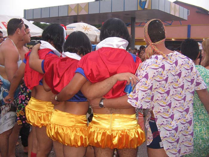 
        
            Homens se vestem de mulher em Curuçá
        
    