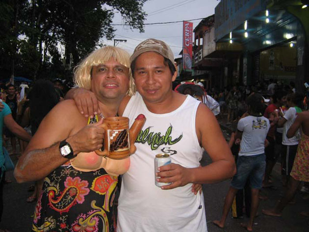 
        
            Homens se vestem de mulher em Curuçá
        
    