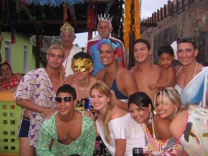 
        
            Homens se vestem de mulher em Curuçá
        
    