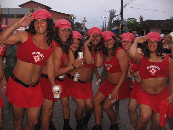 
        
            Homens se vestem de mulher em Curuçá
        
    