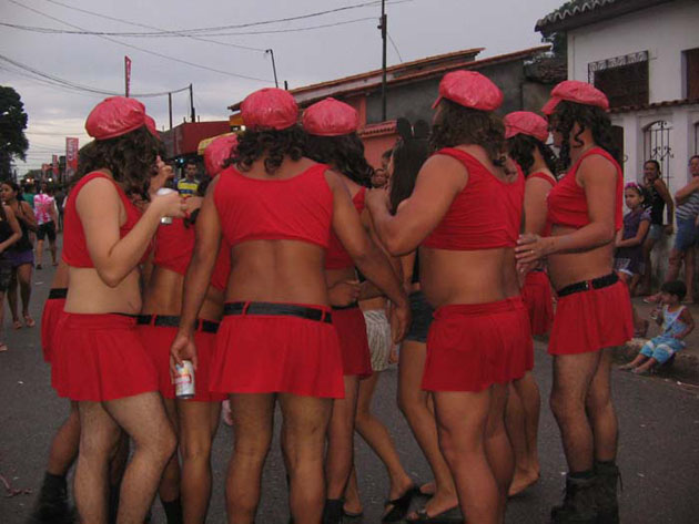 
        
            Homens se vestem de mulher em Curuçá
        
    