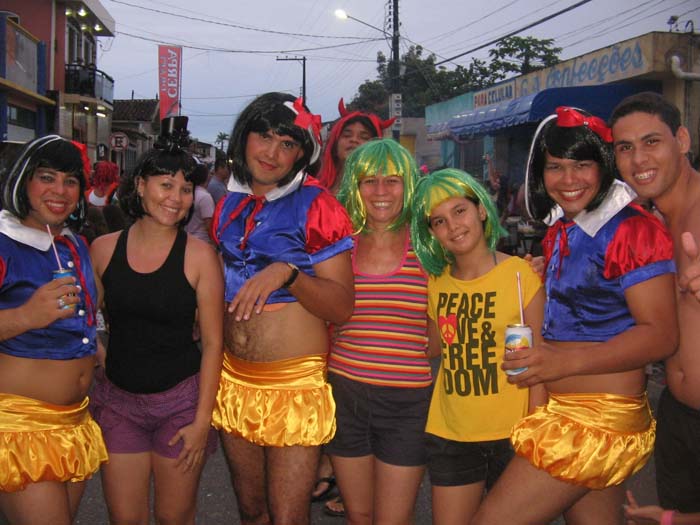 
        
            Homens se vestem de mulher em Curuçá
        
    