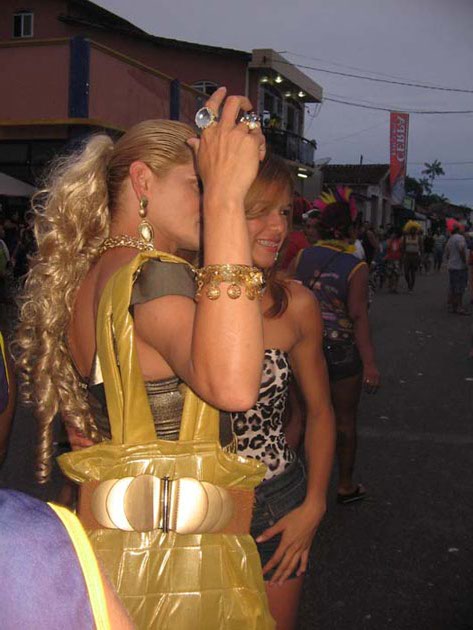 
        
            Homens se vestem de mulher em Curuçá
        
    