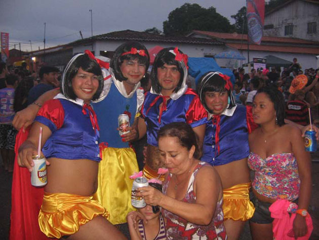 
        
            Homens se vestem de mulher em Curuçá
        
    