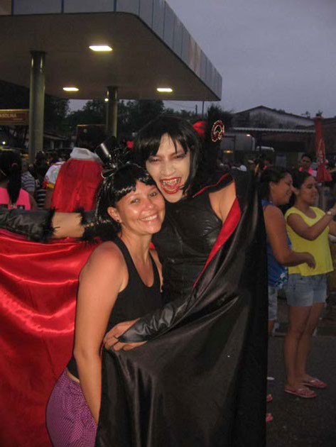 
        
            Homens se vestem de mulher em Curuçá
        
    