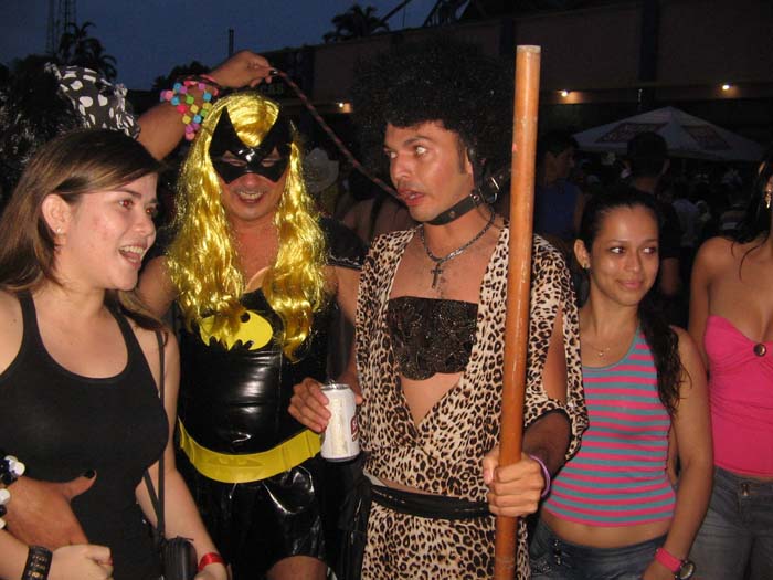 
        
            Homens se vestem de mulher em Curuçá
        
    