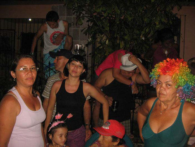 
        
            Homens se vestem de mulher em Curuçá
        
    