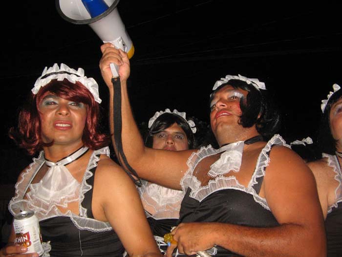 
        
            Homens se vestem de mulher em Curuçá
        
    