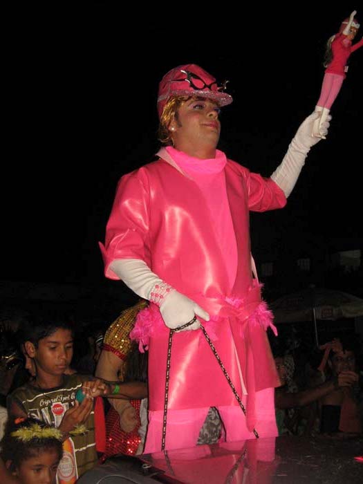 
        
            Homens se vestem de mulher em Curuçá
        
    