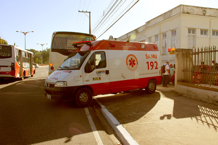 
        
            Carro corta ônibus e invade portão
        
    