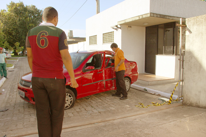 
        
            Carro corta ônibus e invade portão
        
    