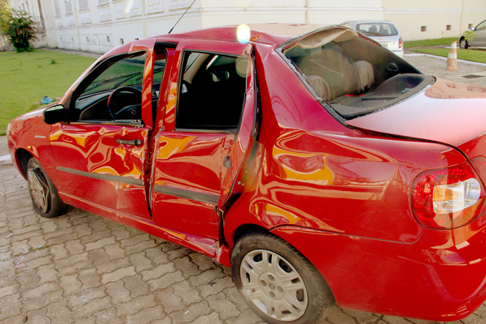 
        
            Carro corta ônibus e invade portão
        
    
