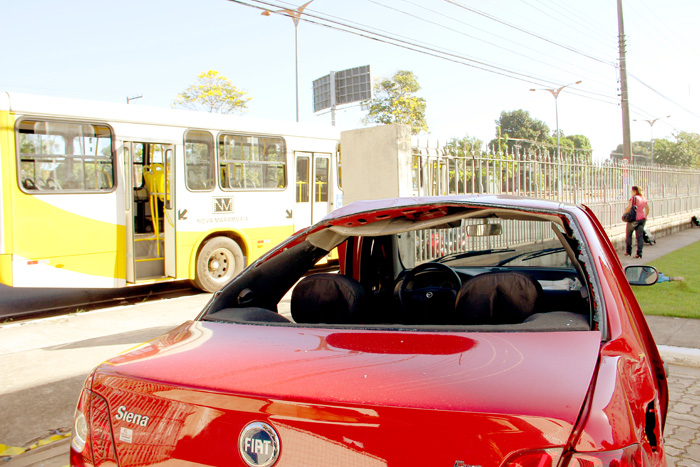 
        
            Carro corta ônibus e invade portão
        
    