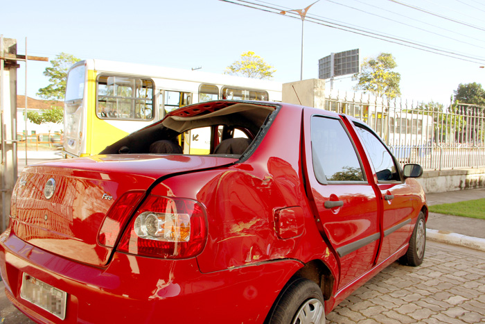 
        
            Carro corta ônibus e invade portão
        
    
