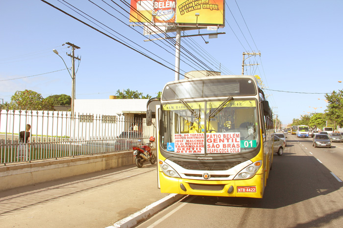 
        
            Carro corta ônibus e invade portão
        
    