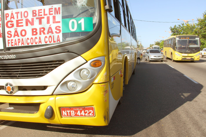 
        
            Carro corta ônibus e invade portão
        
    