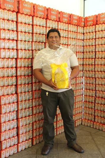 
        
            DOL e Cerpa entregam prêmio a vencedor de promoção
        
    
