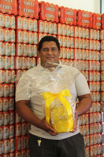 
        
            DOL e Cerpa entregam prêmio a vencedor de promoção
        
    
