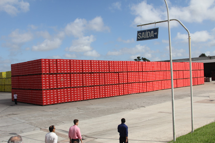 
        
            DOL e Cerpa entregam prêmio a vencedor de promoção
        
    