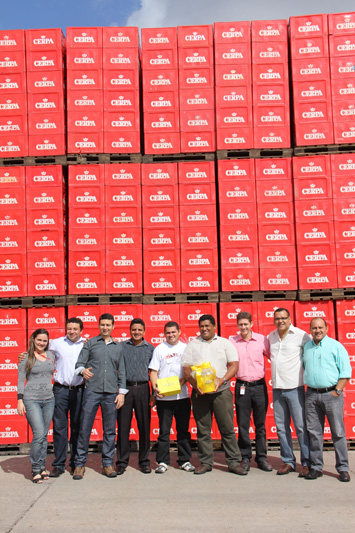 
        
            DOL e Cerpa entregam prêmio a vencedor de promoção
        
    