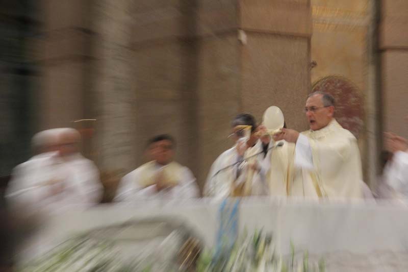 
        
            Fiéis emocionados acompanham descida do Glória
        
    