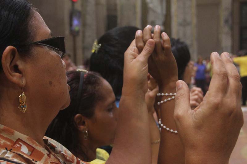 
        
            Fiéis emocionados acompanham descida do Glória
        
    