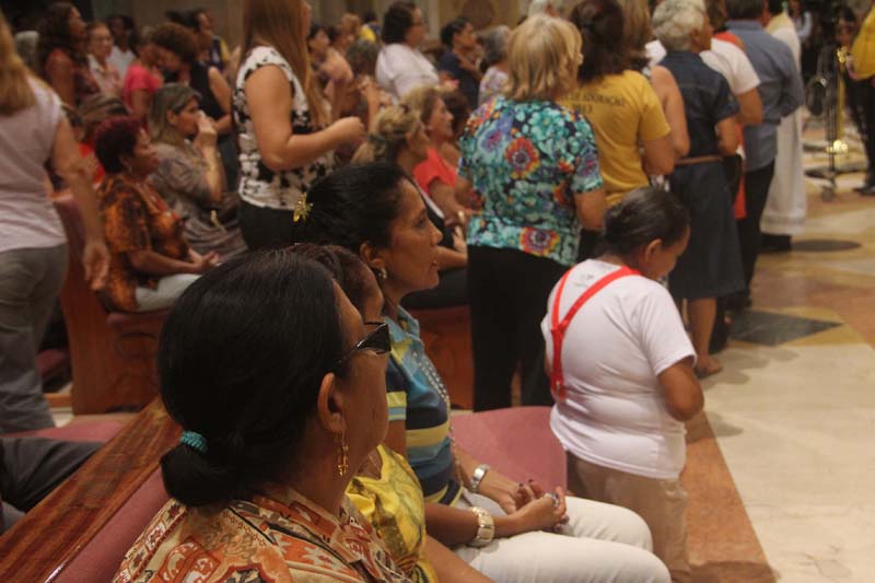 
        
            Fiéis emocionados acompanham descida do Glória
        
    