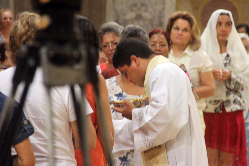 
        
            Fiéis emocionados acompanham descida do Glória
        
    